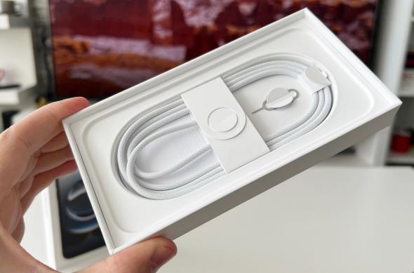 Apple iPhone 16e - Unboxing: iPhone-16e-Unboxing_012.jpg