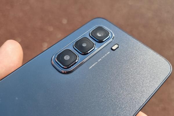 Infinix Hot 50 Pro 4G: Cameră ce livrează în condiții de luminozitate optime, preponderent orientat spre selfie-uri