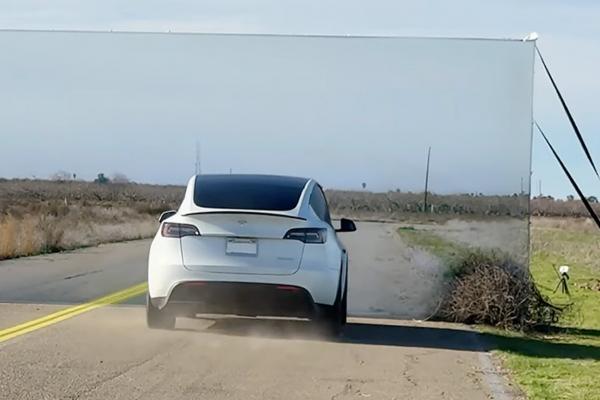 Sistemul de şofat autonom Tesla păcălit de un YouTuber cu iluzii optice (Video)
