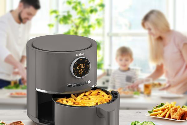 RESIGILATUL ZILEI #11: Friteuză cu aer cald Tefal EY111B15 resigilată la super preț; Gătește sănătos și rapid cu doar 143 lei