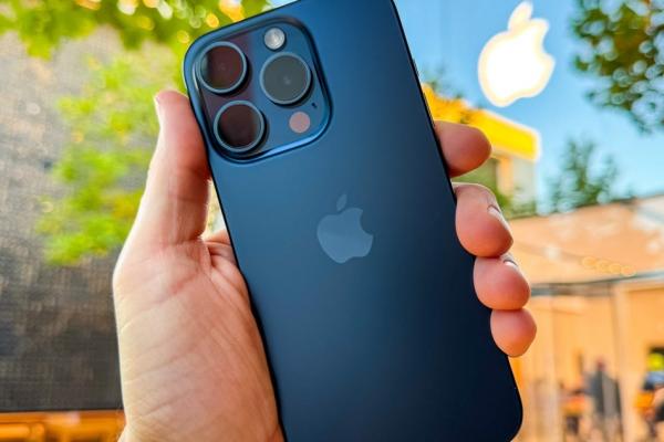 RESIGILATUL ZILEI #12: iPhone 15 Pro Max mai ieftin cu oferta resigilată; Aceleași performanțe, cost redus cu sute de lei