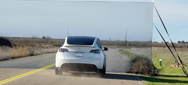 Sistemul de şofat autonom Tesla păcălit de un YouTuber cu iluzii optice (Video)