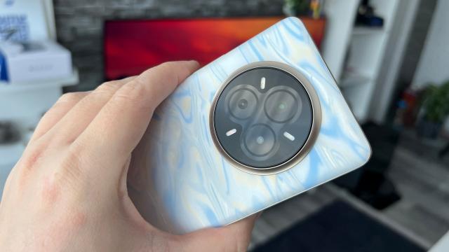 <b>Experiment: cum îşi schimbă culoarea realme 14 Pro când îl pui la frigider? (Video)</b>Pentru că nu puteam lăsa promisiunea celor de la realme netestată (că au telefoane care îşi schimbă culoarea la frig), am făcut un mic experiment. În vreme ce ne aflam în Barcelona, în camera de hotel am pus în mini bar cele 