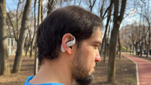 <b>Huawei FreeArc Review: căștile open-ear super ancorate pe urechea și rutina ta, la suma corectă!</b>De-a lungul timpului, am testat diverse tipuri de căști pentru activități sportive, gaming și uz zilnic, dar nimic nu m-a intrigat mai mult decât conceptul de open-ear earbuds. Ideea de a avea un sunet de calitate fără a izola complet 