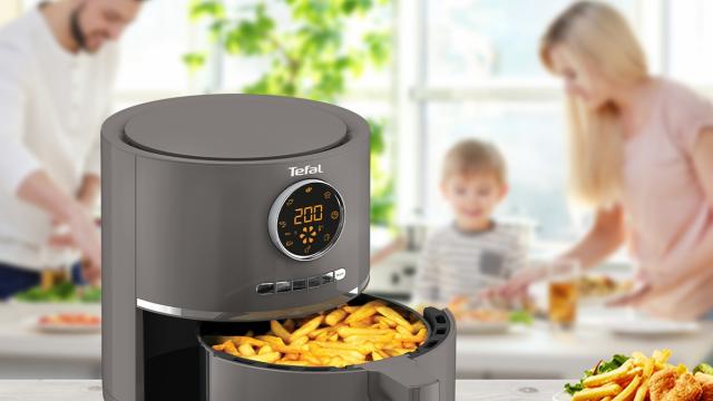 <b>RESIGILATUL ZILEI #11: Friteuză cu aer cald Tefal EY111B15 resigilată la super preț; Gătește sănătos și rapid cu doar 143 lei</b>Bine ai revenit la un nou episod din „RESIGILATUL ZILEI”, seria în care găsim cele mai bune oferte pentru produse resigilate, fără să facem compromisuri la calitate! Astăzi avem în vizor o friteuză premium, cu design modern și performanțe excelente