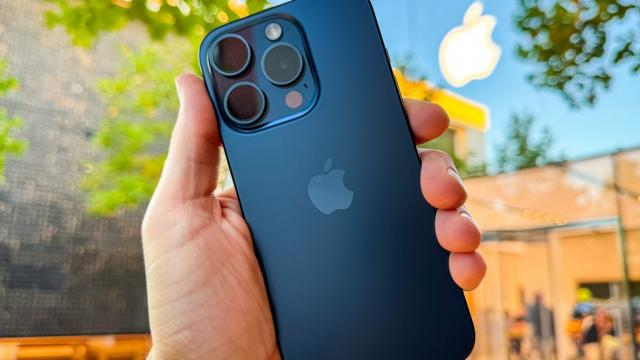 <b>RESIGILATUL ZILEI #12: iPhone 15 Pro Max mai ieftin cu oferta resigilată; Aceleași performanțe, cost redus cu sute de lei</b>Azi am pus mâna pe ceva cu adevărat premium – un Apple iPhone 15 Pro Max, 256GB, 5G, Natural Titanium, un smartphone care îmbină designul sofisticat cu performanța de top. Vorbim despre un telefon forjat din titan de calitate aerospatială, echipat cu chip