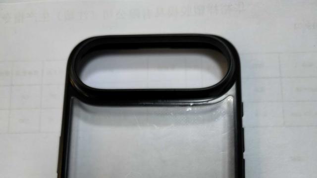 <b>Cam atât de ciudate sunt husele destinate lui iPhone 17 Air, cu un decupaj pilulă mare în spate</b>Se vorbește mult despre iPhone 17 Air în ultima perioadă, iar principala sa caracteristică va fi grosimea redusă, de doar 5.5 mm. Am văzut diferite machete, randări, plus liste de specificații, iar astăzi vedem și o husă destinată 