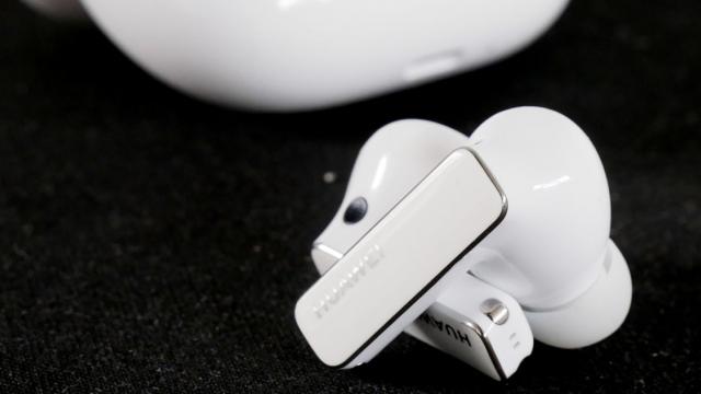 <b>RESIGILATUL ZILEI #13: Huawei FreeBuds Pro 2 – aceeași calitate audio, preț considerabil mai mic</b>Bine ai revenit la un nou episod din „RESIGILATUL ZILEI”! Azi am găsit o ofertă resigilată super avantajoasă la căștile wireless Huawei FreeBuds Pro 2, care oferă o experiență audio premium.