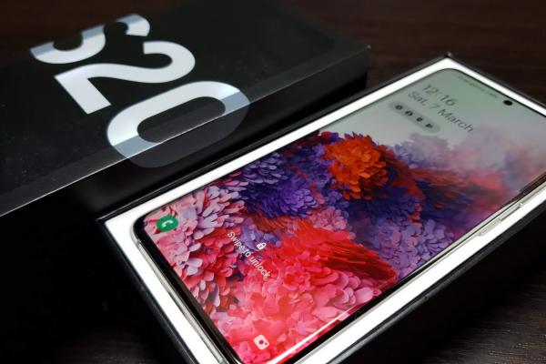 Samsung Galaxy S20 Unboxing + comparaţie cu iPhone 11 Pro: cel mai compact telefon cu filmare 8K, ecran de 120 Hz