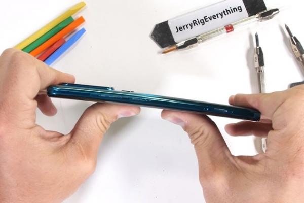 Mi Note 10 este cel mai rezistent telefon Xiaomi testat de JerryRigEverything; Iată device-ul torturat în faţa camerei (Video)
