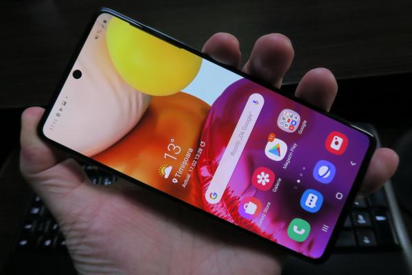 Samsung Galaxy A71: Display mare, luminos, Super AMOLED, excelent