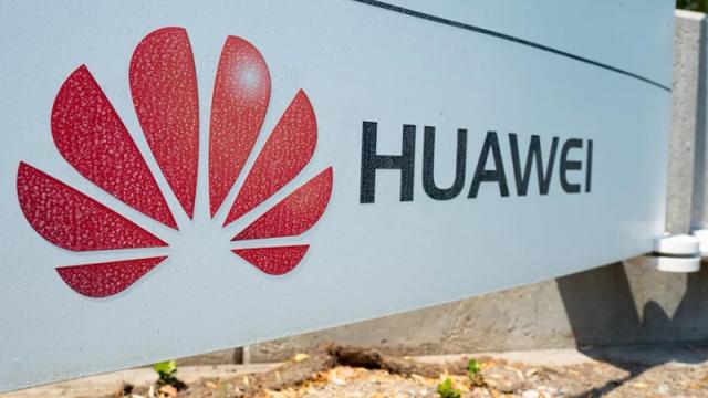 <b>Administraţia Trump extinde licenţa comercială Huawei până pe 15 mai, dar totul ar putea pica la consultarea publică</b>Deşi tot globul e ocupat cu coronavirusul acum, găsim şi timp să aflăm cum mai e situaţia Huawei-SUA. Azi aflăm că Administraţia Trump a extins licenţa Huawei de a face business 
