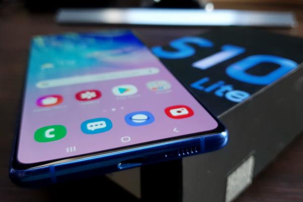 Samsung Galaxy S10 Lite: Display Super AMOLED Plus luminos şi mare, imersiv