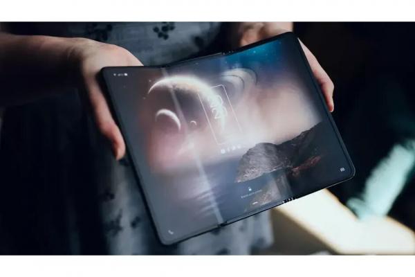 ZTE a brevetat un design unic de telefon, triplu pliabil