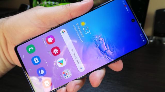 <b>Samsung Galaxy S10 Lite: OS, UI, aplicaţii fix ca pe Galaxy S20</b>Samsung Galaxy S10 Lite oferă în acest moment aceeaşi experienţă software ca şi modelele Galaxy S20, pentru că vine cu Android 10 şi One UI 2.1. One UI rămâne o interfaţă axată pe utilizarea cu o singură mână, cu toate butoanele şi tab-urile aflate în tre