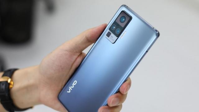 <b>Vivo X50 Pro, telefonul cu cameră gimbal bifează noi leak-uri: fotografii hands-on, listare în GeekBench </b>Vivo X50 şi Vivo X50 Pro au avut câteva scăpări pe parcursul acestei luni, iar modelul Pro s-a remarcat prin integrarea de tehnologie gimbal, care îi va permite să realizeze o stabilizare fantastică