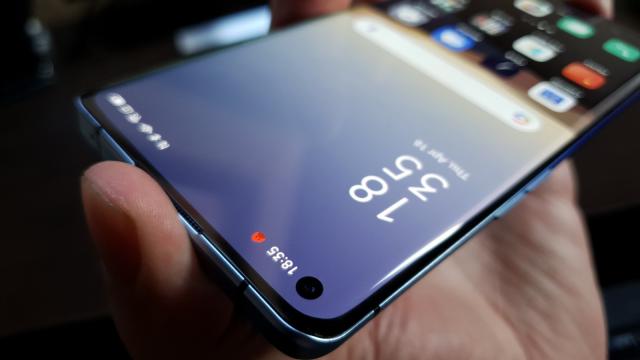 <b>Oppo Reno 3 Pro (5G) Review în Limba Română</b>Oppo Reno 3 Pro 5G este cel mai nou telefon Oppo testat de noi, dar e posibil să îl ştiţi şi sub alt nume: Oppo Find X2 Neo. Acea versiune a fost prezentată la final de aprilie, dar cele două sunt unul şi acelaşi device că dotări.