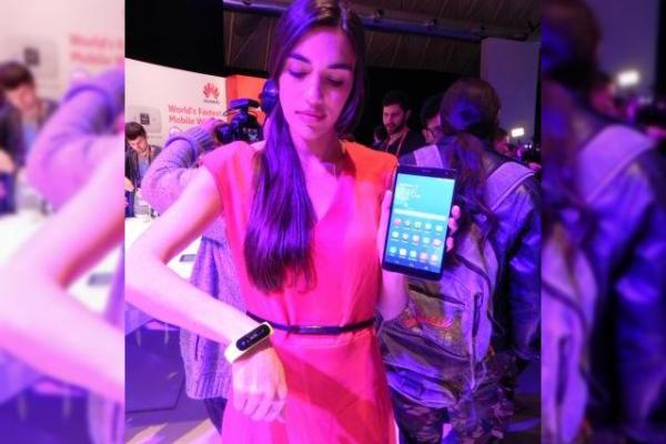 MWC 2014: Huawei TalkBand B1 hands on preview - un accesoriu cochet, o brățară smart reușită (Video)