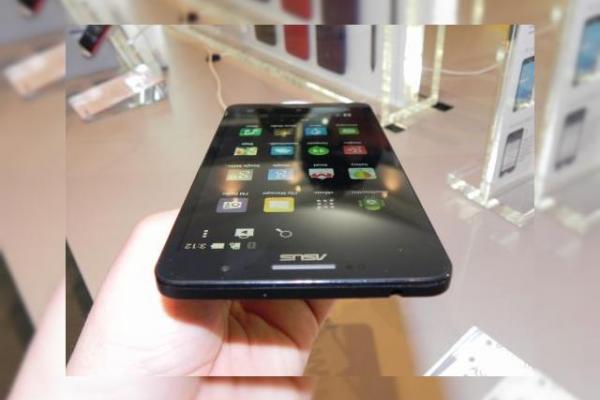 MWC 2014: ASUS Zenfone 6 hands on preview - telefon de 6 inch cu interfață interesantă (Video)
