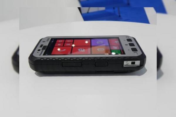 MWC 2014: Panasonic ToughPad 5 hands on preview - telefonul ultrarezistent prin definiție (Video)