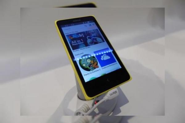 Hands on cu Nokia X, primul Android de la Nokia și Începutul unei serii interesante (Retro MWC 2014 - Video)