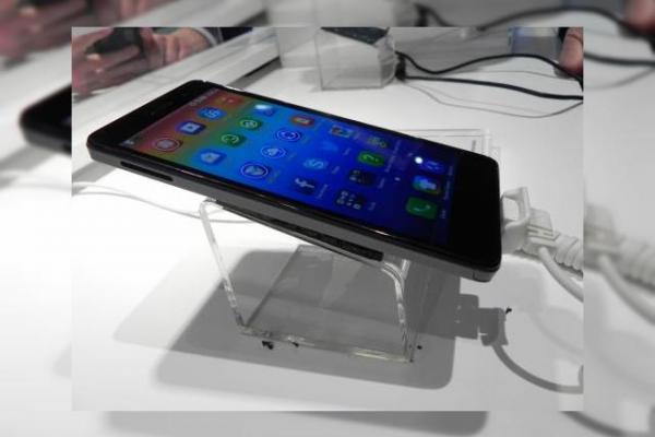 Lenovo S860 Hands on preview: phablet de 5.3 inch care poate Încărca alte telefoane (Retro MWC 2014 - Video)