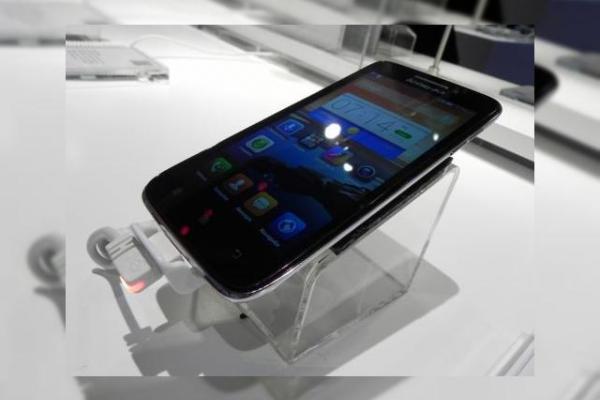 Lenovo S650 hands on preview: telefon midrange dual SIM cu textura metalica (Retro MWC 2014 - Video)