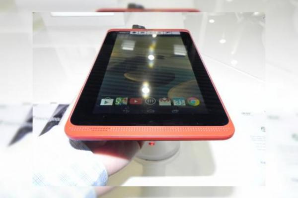 Acer Iconia B1-720 hands on preview: tableta dual core accesibilă și compactă (Retro MWC 2014 - Video)