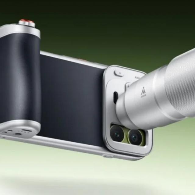 HONOR 700 ar prelua teleconvertorul de 200 mm de la Magic9; apare și un ecran pe spate