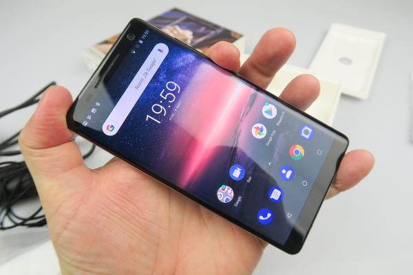 Nokia 8 Sirocco Unboxing: telefonul de lux al celor de la Nokia rotunjeşte toate colţurile (Video)