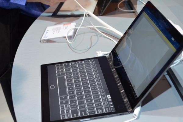 Retrospectivă IFA 2018: Lenovo Yoga Book C930 face din nou cool laptopurile cu două ecrane, acum şi cu E Ink