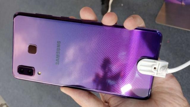 <b>Samsung Galaxy A9 Star fotografiat într-o nouă variantă de culoare: Fairy Purple</b>La câteva luni distanță de la debutul oficial iată că smartphone-ul Samsung Galaxy A9 apare fotografiat astăzi într-o nouă variantă de culoare și anume Fairy Purple. Nuanța va atrage cu siguranță publicul feminin și după cum știți deja