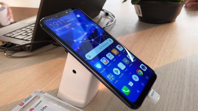 <b>Huawei Mate 20 Lite hands-on review: impresii de la lansarea locală (Video)</b>În cadrul unui eveniment marca Huawei România ce a avut loc ieri în București am avut ocazia să îl vedem la treabă și pe Huawei Mate 20 Lite, un nou telefon din segmentul mid-range care adoptă un look premium ce amintește de nimeni altul