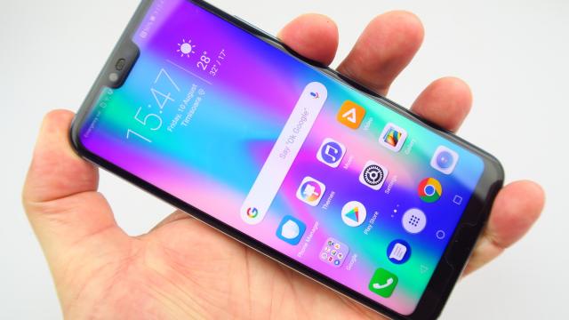 <b>Huawei Honor 10 Review</b>Huawei Honor 10 a debutat de la început cu o poreclă, ceea ce nu multe telefoane au în ziua de azi. I se zice "Canibalul lui P20", sau "P20 la juma' de preţ". Lansat la final de primăvară, telefonul are dotări de flagship Huawei, ba chiar creşte..