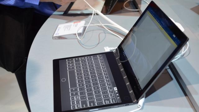 <b>Retrospectivă IFA 2018: Lenovo Yoga Book C930 face din nou cool laptopurile cu două ecrane, acum şi cu E Ink</b>În cadrul târgului de tehnologie IFA 2018 din Berlin cei de la Lenovo au prezentat o sumedenie de produse iar printre acestea și laptop-ul 2 în 1 numit Lenovo Yoga Book C930. Acesta poate fi numit drept Yoga Book 2 ținând cont de faptul că avem