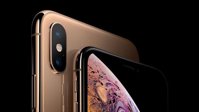 <b>Preț și disponibilitate iPhone XS în România</b>În ziua cu cele mai multe leak-uri asociate noilor modele iPhone ce se lansează pe data de 12 septembrie avem parte și de o premieră pe plan local, cea a listării terminalelor de către un retailer autohton. După ce am aflat cât costă 