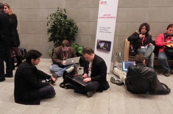 Aventurile unui &ldquo;Mobilissimoâ€ În ziua 1 a MWC: Conferința LG, Xperia Play, tableta Samsung și... omul cu arma!: dscn3213jpg.jpg