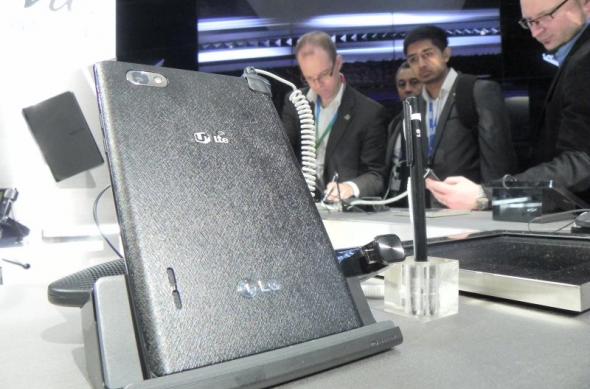 MWC 2012: LG Optimus Vu preview - telefonul cu ecran de 5 inch 4:3 (Video): dscn0347jpg.jpg
