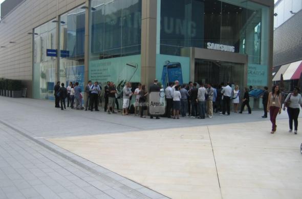 Coada la Samsung Galaxy S III și epuizare de stoc În Marea Britanie!: galaxy_s_iii_linejpg.jpg