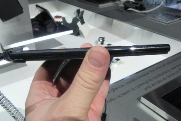 MWC 2012: LG Optimus Vu preview - telefonul cu ecran de 5 inch 4:3 (Video)