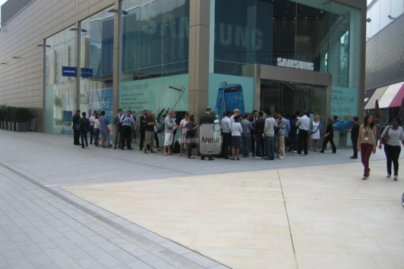 Coada la Samsung Galaxy S III și epuizare de stoc În Marea Britanie!: galaxy_s_iii_linejpg.jpg