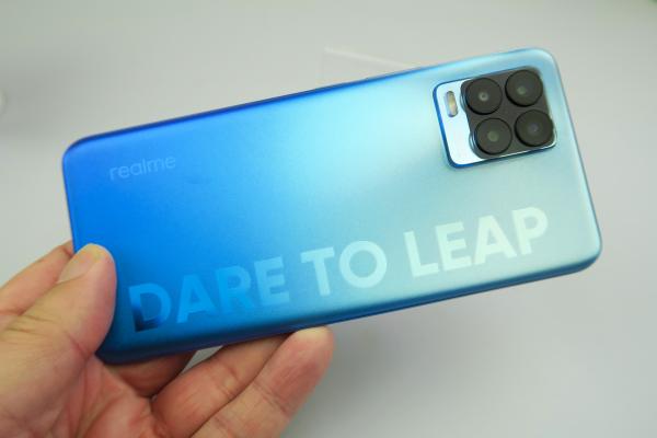 Realme 8 Pro: Design manevrabil, comod, uşor