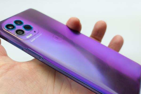 Motorola Moto G100: Design din nou special pentru spatele telefonului, corp masiv