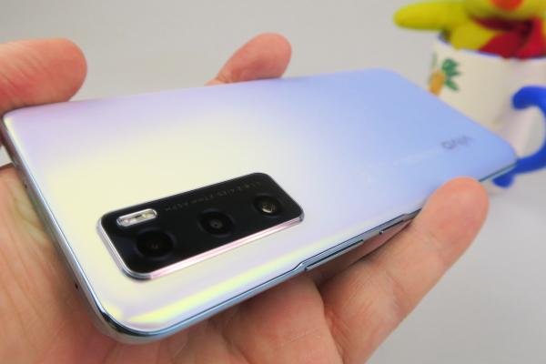 Vivo Y70: Design-ul polimeric 3D este simplu şi familiar