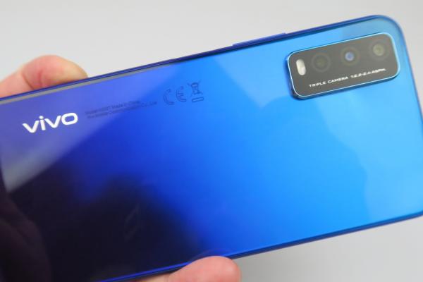 Vivo Y20s: Design cu un gradient sexy, construcţie din plastic calitativă