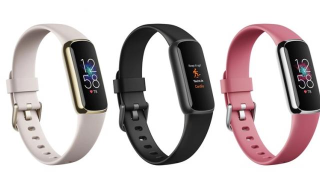 <b>Fitbit Luxe apare în primele imagini și surprinde printr-un corp metalic elegant</b>Fitbit pare gata să lanseze o nouă brăţară de fitness, aducând totuşi o schimbare reţetei clasice. De această dată avem de-a face cu un fitness tracker care integrează metal în componenţa sa. Se numeşte Fitbit Luxe 