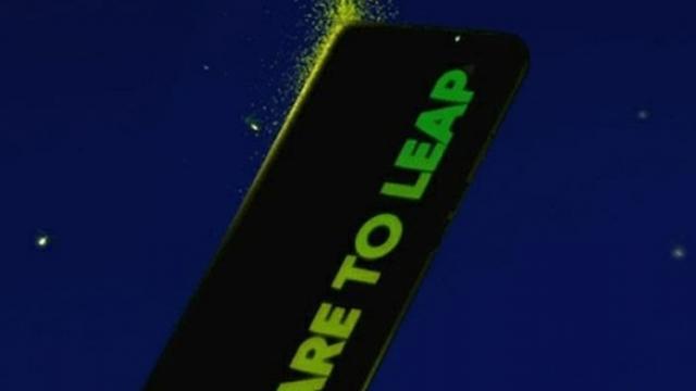 <b>Realme Q3 va sosi cu un spate fosforescent, cu logo luminos la întuneric, dotări de top (Teaser)</b>Realme continuă să se extindă şi în afară de modelele Realme 8 şi mai nou Realme 8 5G, ne pregăteşte şi un Realme Q3. Au scăpat noi teasere şi postere ale sale, care indică faptul că logo-ul "Dare to Leap" din spate va fi fluorescent, se va ilumina