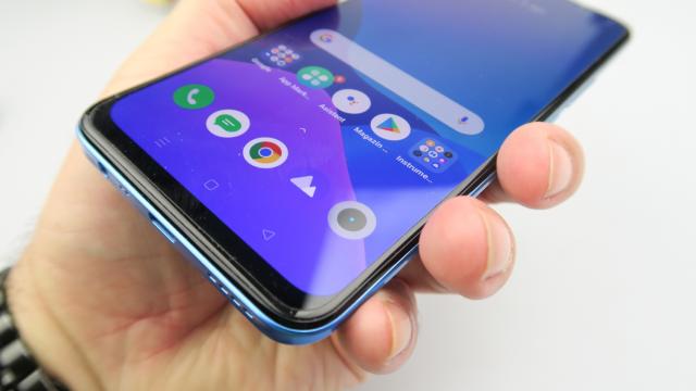 <b>Realme 8 Pro: Baterie plină de recorduri, superlative</b>După ce am văzut că Realme 8 e bestial că autonomie, aveam aşteptări mari şi de la Realme 8 Pro, chiar dacă avem o baterie cu 500 mAh mai mică. La interior e o unitate de 4500 mAh, fix cât avea Realme 7 Pro. Diferenţa e că modelul din 2020 se încarcă la 6