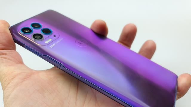 <b>Motorola Moto G100: Design din nou special pentru spatele telefonului, corp masiv</b>Motorola Moto G100 are un corp din plastic destul de masiv, cu o talie de 9.7 mm şi greutate de 207 grame. Ca de obicei Moto ne oferă protecţie contra apei, dar nu vreun standard IP, ci doar un grad mic de protecţie contra stropirii. Este un telefon