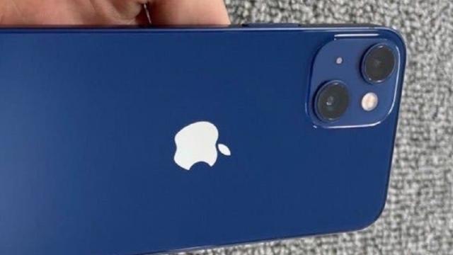 <b>Un prototip de iPhone 13 Mini apare într-o primă fotografie hands-on; Camerele din spate sunt poziționate pe diagonală și au lentile mai mari</b>Au existat zvonuri în trecut conform cărora Apple urmează să aducă o schimbare de design pentru seria iPhone 13. Mai exact, schemele CAD apărute în online săptămâna trecută dezvăluiau un notch redus ca dimensiune și un modul de camere mutat